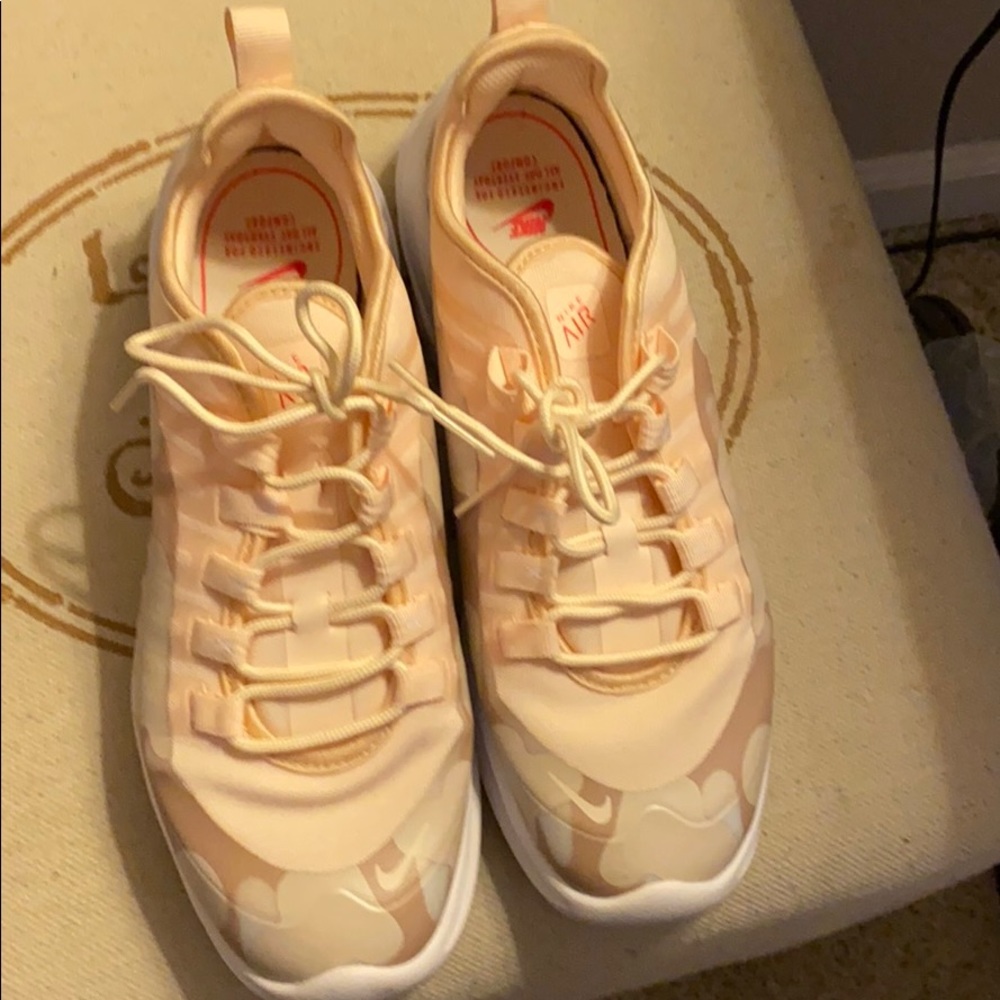 Nike air max’s axis